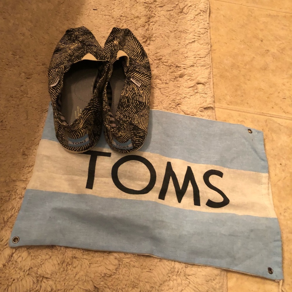 Women fingerprint toms in size 10